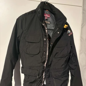 Parajumper höst jacka - Säljer nu min parajumper höst jacka då den inte kommer till användning , storlek s , köpt för 6 tusen , mitt pris 3500 , pris kan även diskuteras vid snabb affär 