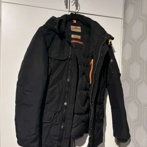 Parajumper jacka  - Säljer nu min parajumper jacka utan päls , storlek s , inköpnings pris 8924 kr , mitt pris 5000, pris kan även diskuteras 