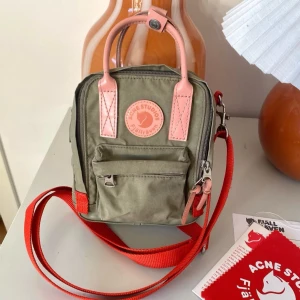 Fjällräven x Acne mini kåken  - Liten väska från Fjällrävens samarbete med Acne för ett par år sedan.  Använd men i fint skick. Rosa flärpen till lilla fickan saknas.  Kommer med originalkvitto och tag.