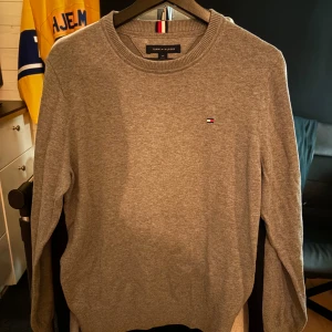 Tommy hilfiger  - 3 Tommy Hilfiger tröjor i storlek s Knappt används och inga skador eller fläckar  300 kr/st