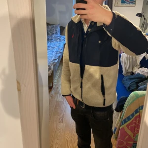 Ralph Lauren fleece jacket - Säljer denna sjukt eftertraktade Polo Ralph Lauren jacka för endast 1699kr! nypris ligger ute för 2995kr!  Storlek S/M då han på bilden är ca 180 cm lång! Varmt fleece material som blir perfekt inför vinter/höst säsongen! Hör av er vid intresse! 