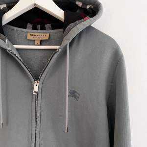 Burberry zip Hoodie i topp skick, just denna färgen på burberry hoodies är rätt svår att få tag i och är i färgen babyblå/grå!  St M passar även s, vid minsta fundering bara hör av dig!