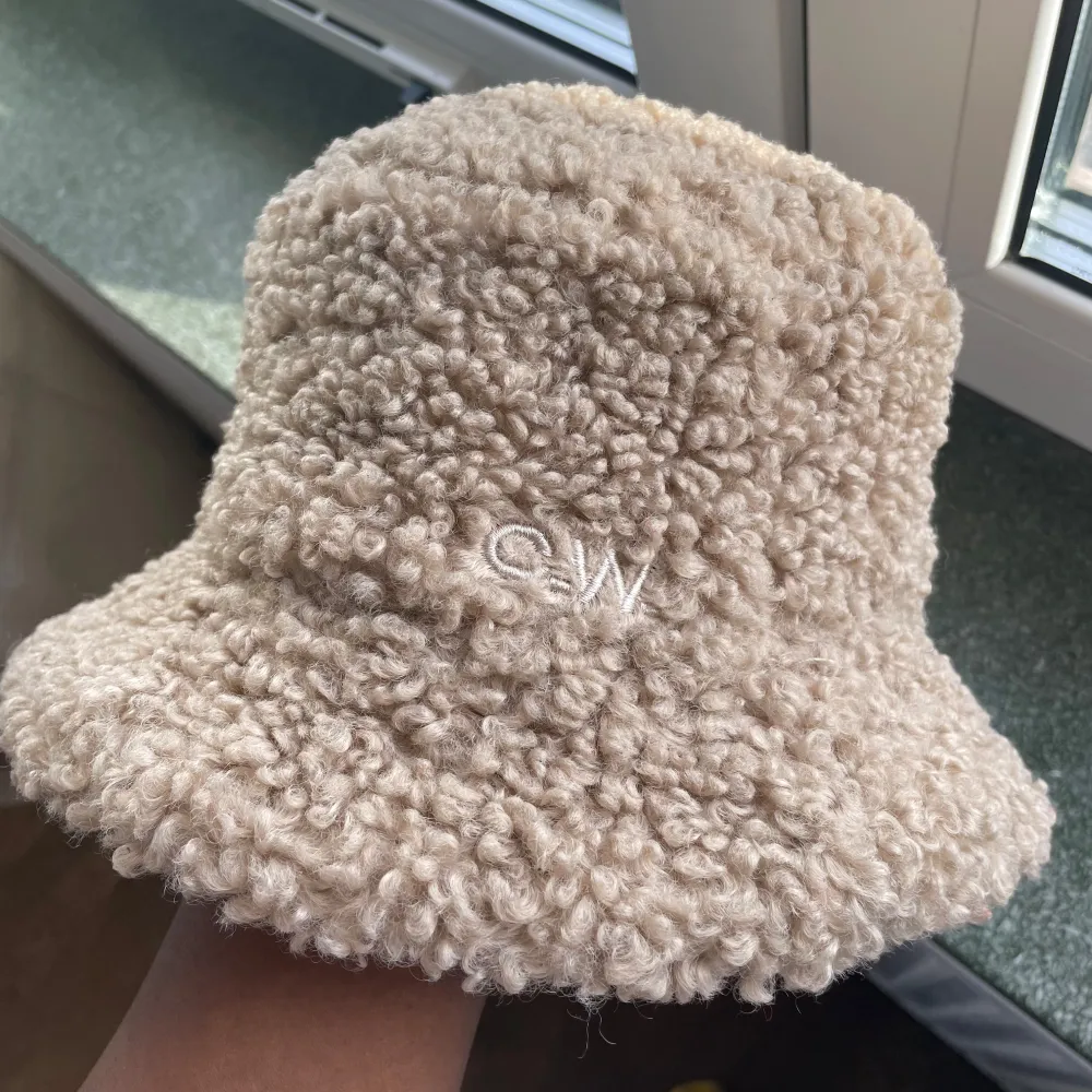 Helt ny CW by Carin Wester mössa. Skön och snygg passar bara inte mig. Har även den matchande väskan om man är intresserad av det för ett bra pris. Asusteet.