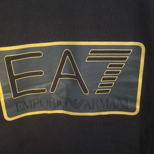 EA7 Tröja - EA7 tröja i storlek M i mycket bra skick.  Nypris: 799 Säljs för: 400