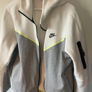 Nike tec  - Nike tec grå/vit med gula ränder 
