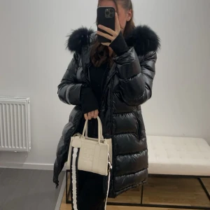 Vinterjacka - Denna vinterjacka har endast använts 1 säsong och är helt felfri. Den har en svart äkta päls och värmer jättebra! Originalpris är 4000 och jag säljer den för 1500kr. Strl XS