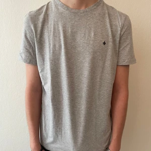 Morris T-shirt  - Mycket fin Morris T-shirt i storlek S, väldigt stilren och klassisk tröja. Tidlös tröja som aldrig går ur tiden🙌🏻