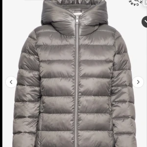 ESPIRIT vinterjacka grå - Nu säljer jag min assnygga vinterjacka då jag aldrig använde den,ingen syn på användning,har endast använt den max 3-5 gånger,såsom nyskick! Nypris är 1500 men säljer för 1000kr! Priset kan absolut diskuteras🥰säljs pga ingen användning! 