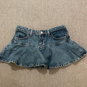 Låg midjas kjol från Bershka med shorts under. - Storlek 34, bra skick, oanvänd.