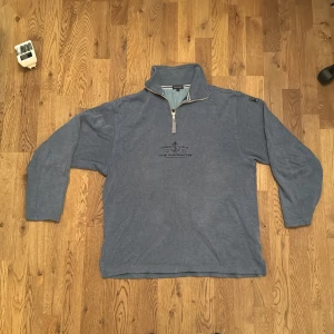 Gant half-zip - Snygg Gant half-zip i storlek L. Bra skick förutom ett litet hål som det inte syns om man inte tänker på det. 