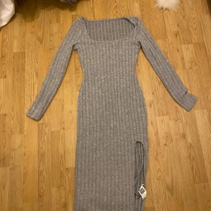 Stickad klänning - Klänning med slits vid benet Använd några få gånger