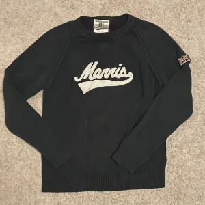 Morris sweatshirt  - Säljer en snygg svart tröja från Morris med vit text på bröstet. Tröjan har långa ärmar och en Union Jack-detalj på ärmen. Tröjan är i bra skick . Passar både till vardags och lite finare tillfällen. Passar Xs/S