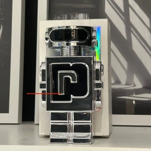 Paco Rabanne Phantom - Säljer denna parfymen från paco rabanne som inte kommer till användning. Box medföljer och mängden är ca 30/35ml av 100ml (markerat streck på bilden)