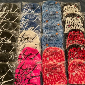 Mössa med spindelnätmönster  - Säljer flera mössor i olika färger: svart, vit, rosa och blå i två modeller. Alla har ett coolt mönster som ser ut som ett spindelnät. Perfekt för att hålla sig varm och under höst och vinter. Mössorna är nya och ligger fortfarande i förpackning. 