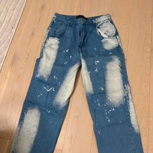 Mycket fina UrbanThreads byxor - nyskick - Storlek 34/32. Väldigt cool kombination av färger på dessa byxor, sticker ut i mängden. Använda max 3 gånger. Nyskick! 