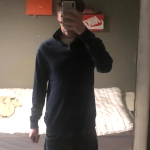 Halv zip up blå - Bra skick som ny. Bara skriva för frågor