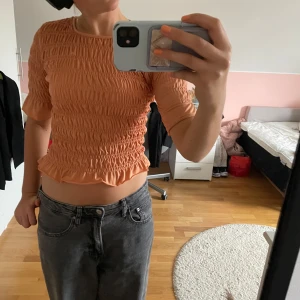 Orange topp - Säljer denna assnygga topp från Gina Tricot i Storlek S som tyvärr ej kmr till användning💕 Skriv vid frågor eller funderingar. Pris kan diskuteras🫶🏽