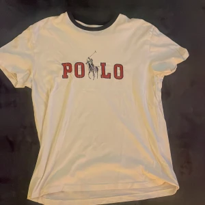 Ralph lauren t-shirt med snyggt tryck same extremt bra skick. - Storlek s i bra skick, finns inte många gjorda av disign. Finns även i storleken L.