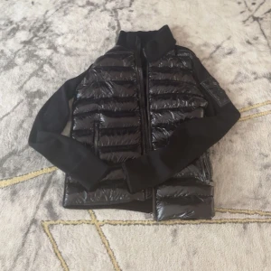 Moncler cardigan - Skön cardigan som är perfekt inför hösten. Ny skick på jacken på jackan. Hör av er vid mer frågor.