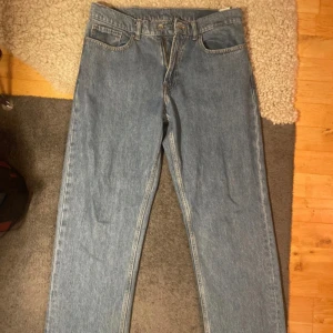 Blå jeans från Vailent - Säljer ett par klassiska blå jeans från Vailent i storlek S. De är tillverkade av 100% bomull och har en traditionell femficksdesign. Perfekta för vardagsbruk med en bekväm passform. Passar till alla tillfällen! Är i ett mycket fint skick, knappt använda men blivit för små!