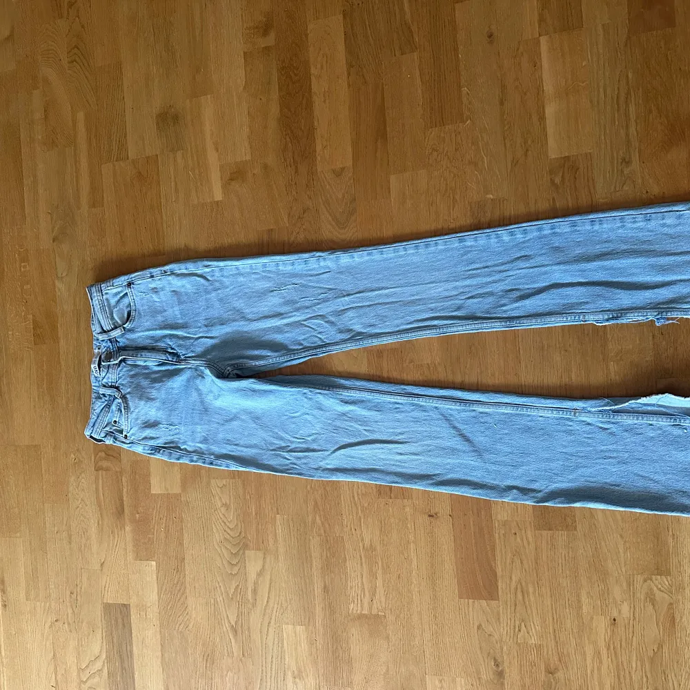 Ett par ljusblå jeans ifrån zara i st 32. Benen har en slits längst ner på innersidan. Väldigt fint skick nästan oanvända!  Nypris: 300 kr Säljprojekt: 100 kr. Jeans & Byxor.