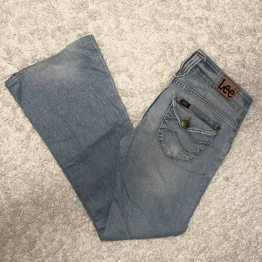 Så snygga ljusblå lågmidjade jeans från Lee! Midjemåttet är 36 cm tvärsöver och innebenslängden är 73 cm. Betalning sker direkt via swish och frakt tillkommer på 80kr 🩷. Jeans & Byxor.