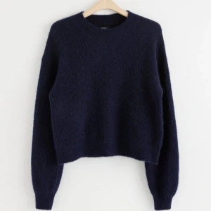 Mörkblå stickad tröja - Säljer en supermysig mörkblå stickad tröja, använd fåtal gånger 