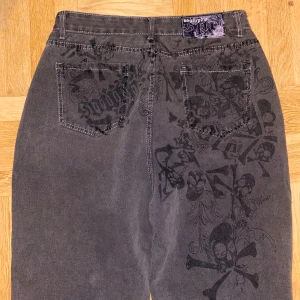 Southpole skull jeans  - Asfeta southpole jeans med dödskallar på 🔥🔥😱 är osäker på om dom är äkta 💔dom är avklippta längst ner också 💔40 cm waist och 26,5 cm benöppning 😇
