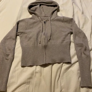 Mjukis sett - Köpte på Vinted, finns inga lappar så vet inte var dom är ifrån.  Byxorna är bootcut och lågmidjade  Tröjan är tight 