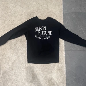 Maison kitsune sweatshirt - Fet tröja. Använt men i bra skick. Storlek L. Pris kan diskuteras! Hör av er vid frågor eller funderingar!⚜️🙌