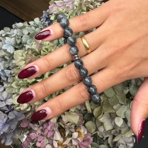 Svart pärlarmband - Snyggt svart pärlarmband med marmorerade pärlor och små silverdetaljer, som heter ”Laban”. Perfekt för att ge en snygg touch till din outfit. Passar både till vardags och festliga tillfällen. Elastisk armband!