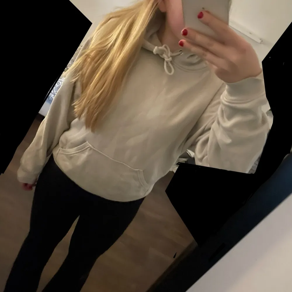 Säljer denna gosiga hoodie från ”Bik Bok”, för att den inte kommer till användning💘Storlek (Xs) skriv privat för eventuella frågor💘. Hoodies.