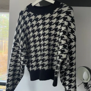Stickad tröja - Stickad tröja från H&M. Aldrig använd men köpt på arkivet 💕💕