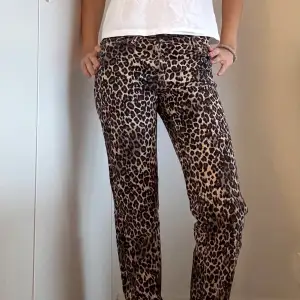 Säljer mina jättecoola jeans med leopardmönster då jag inte får användning av dem. 