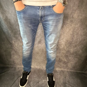 REPLAY ANBASS JEANS  - // Replay anbass jeans | Storlek W30/L32 | Nypris runt 1800kr | Kontakta för fler frågor eller funderingar // Deluxecloset 