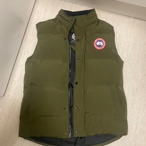 Canada Goose - Säljer denna unika västen som är riktigt varm på insidan. Den är i nyskick och säljs för riktigt bra pris. 