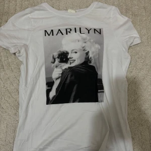 Vit t-shirt med Marilyn-tryck - Säljer en vit t-shirt med ett Marilyn Monroe-tryck. Från H&M🖤