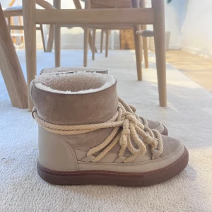 Inuikii skor beiga - Säljer mina superfina inuikii skor i storlek 39 😚 Säljer då de är för stora men är i  mycket bra skick, se bilder 😋😋 Skriv om ni har frågor 🍇❄️⛄️