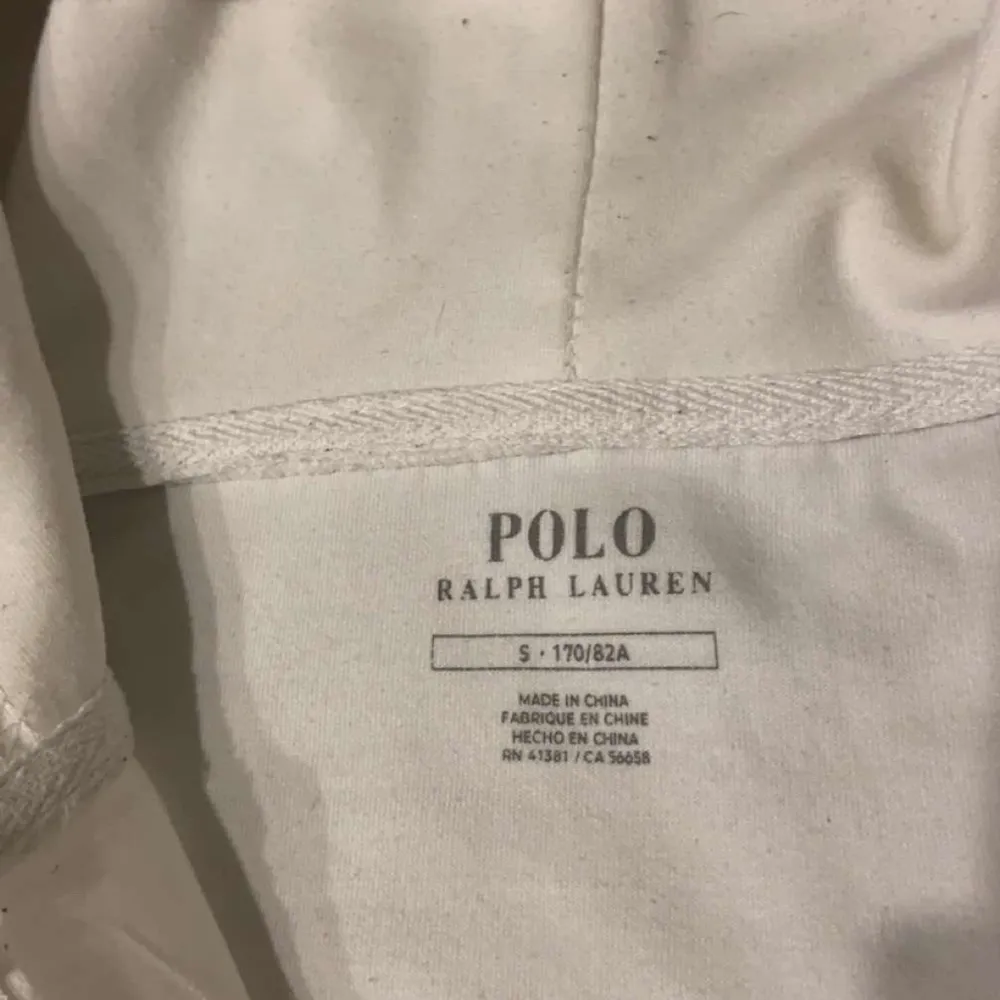 Säljer en snygg vit huvtröja från Ralph Lauren i mycket bra skick. Den har en dragkedja framtill och en liten broderad logga på bröstet. Perfekt för vår och höst! Passar till både chill och lite mer uppklädda tillfällen.. Jackor.