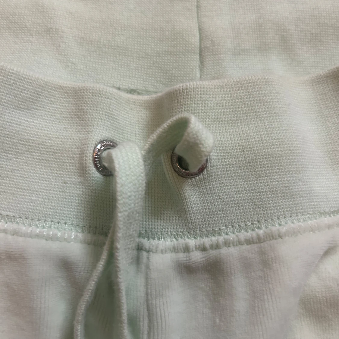 Ljusa juicy mjukisbyxor med snörning - 90