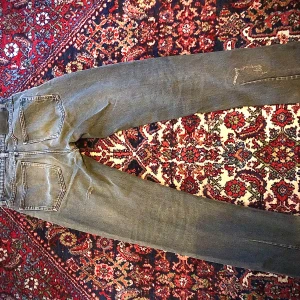 Grå jeans från Neuw - Säljer ett par grå jeans från Neuw i bra skick. De har en klassisk femficksdesign och en snygg, sliten look. Perfekta för både vardag och fest! W29/L32
