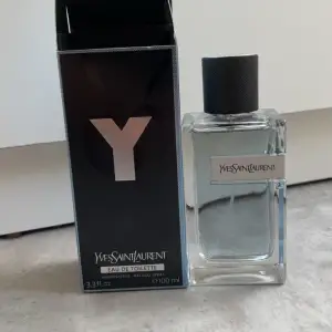 Säljer en  Yves Saint Laurent Eau de Toilette. Flaskan  rymmer 100 ml. Perfekt för den som vill ha en fräsch och sofistikerad doft. Kommer med originalförpackning. Kan tänka mig sänka priset om de blir en snabbaffär 