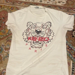Säljer den här kenzo Paris t shirt för att den har blivit för lite för mig. Jätte fint tröja Använts bara några gånger  - Storlek är s och den är i helt okej form. 