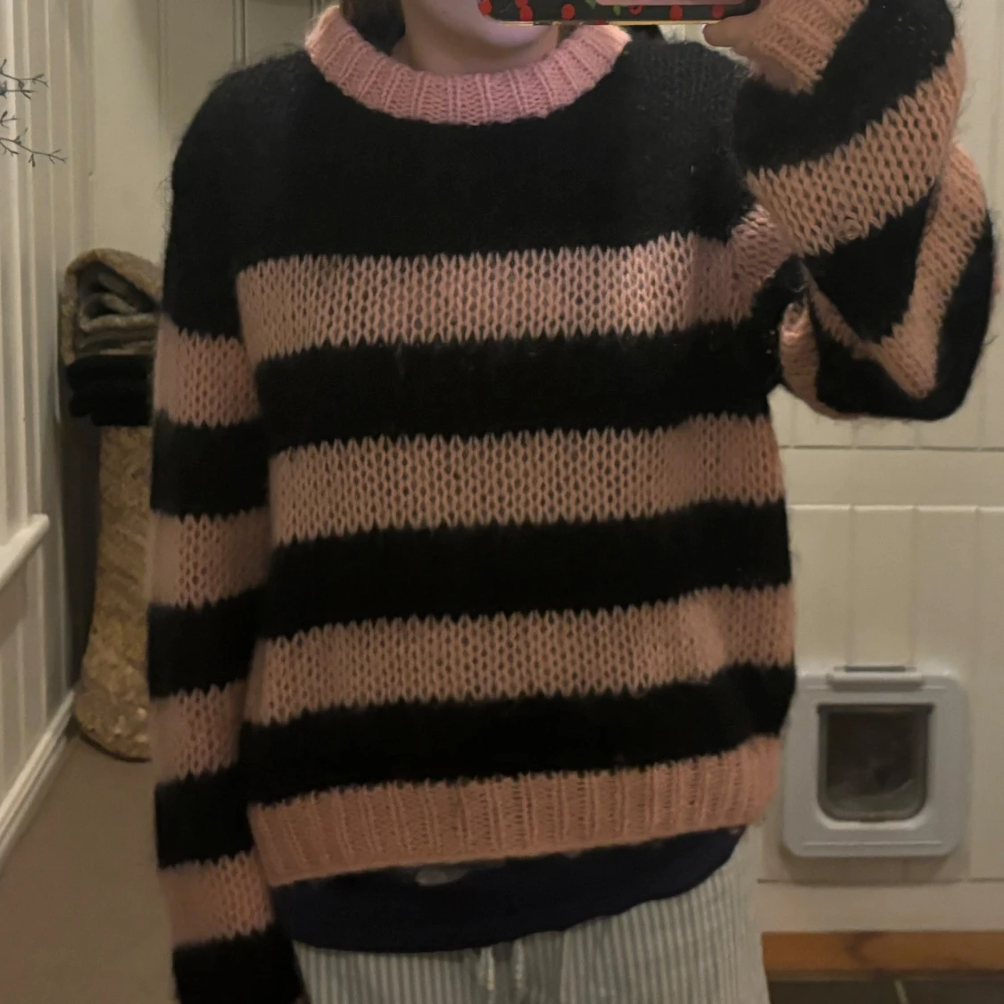 Randig stickad tröja i rosa och svart ganni