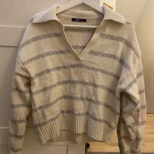 Stickad tröja - Stickad tröja från Gina Tricot. Lite smått kroppad, jättefin till lågmidjat🥰