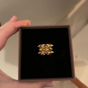 Edblad ring - Sååå fin men kommer inte till användning längre!! Tappat lite färg högst upp på nitarna men fortfarande superfint skick💗💞💕💖🩷 kan diskutera pris 