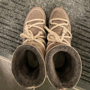 Inuikii - Säljer mina bruna inuikiis som inte kommer till så mycket användning längre. Fortfarande mycket bra skick💗 storlek 39/40. 