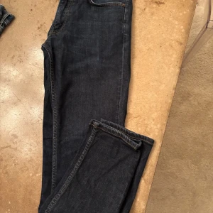 Mörkblå jeans från Gant  - Säljer ett par snygga mörkblå jeans från Gant i slim fit. De har en klassisk femficksdesign och är i mycket bra skick. Perfekta för både vardag och fest! 🕺