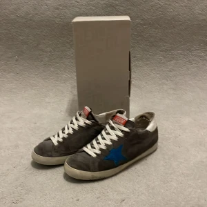 Golden goose Superstar - Säljer nu dessa golden goose superstar i använt skick! Med kommer endast box, hör av dig vid minsta fundering och priset är inte hugget i sten. 