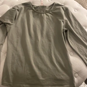 Långärmad topp - Mörk grön topp i nyskick 